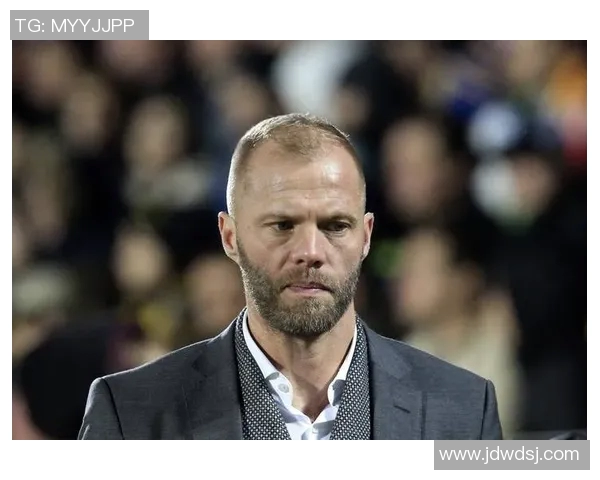 足球传奇风采再现：多张球星经典瞬间混剪展现运动之美与拼搏精神